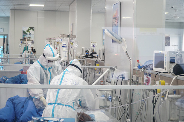 Các y bác sĩ tại Bệnh viện Điều trị người bệnh COVID-19 đang chăm sóc bệnh nhân nặng - Ảnh: NGUYỄN HIỀN