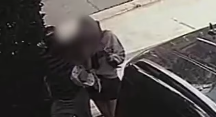 Gã đàn ông đã cưỡng chế, bắt cô gái phải đi vào nhà xe của một người dân
