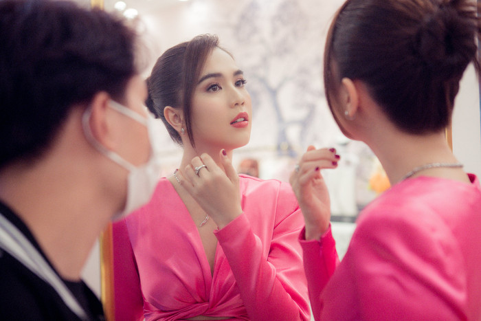 Khoảnh khắc điểm 10 của Ngọc Trinh với sống mũi cao và đôi môi gợi cảm.