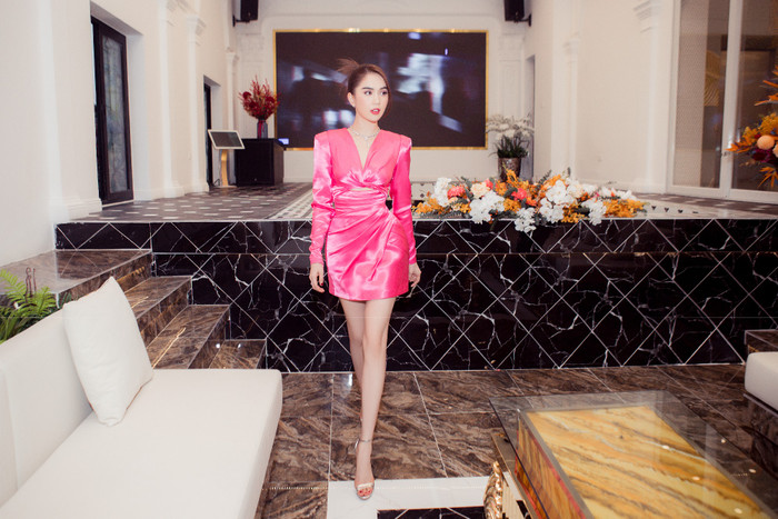 Cô chinh phục được đồ có chất liệu bóng rất kén dáng.