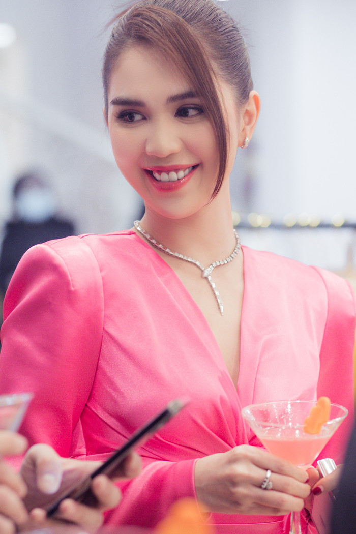 Ngọc Trinh khéo để tóc mái duyên dáng để giúp gương mặt cân đối hơn.