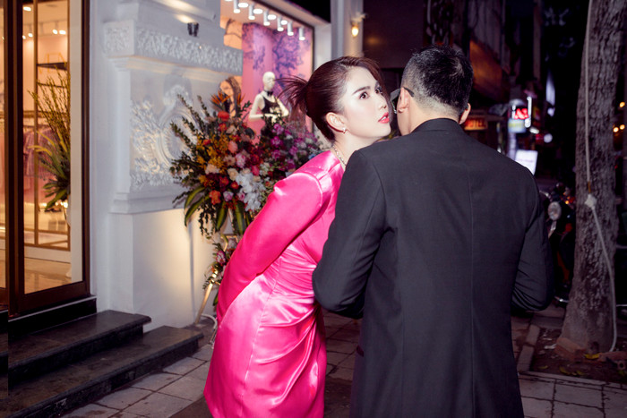 Nhưng biểu cảm lạ của ngọc Trinh bên Vũ Khắc Tiệp khiến nhiều người đặt câu hỏi 'chuyện gì đây?'. Ngọc Trinh có vẻ mặt sững sờ sau những giây phút vui vẻ.