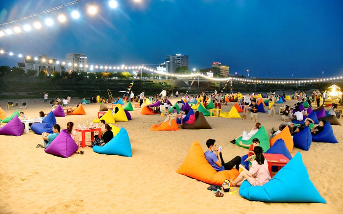 'Bãi biển' thơ mộng giữa lòng phố núi Kon Tum thu hút đông người đến chụp ảnh check-in Ảnh 2