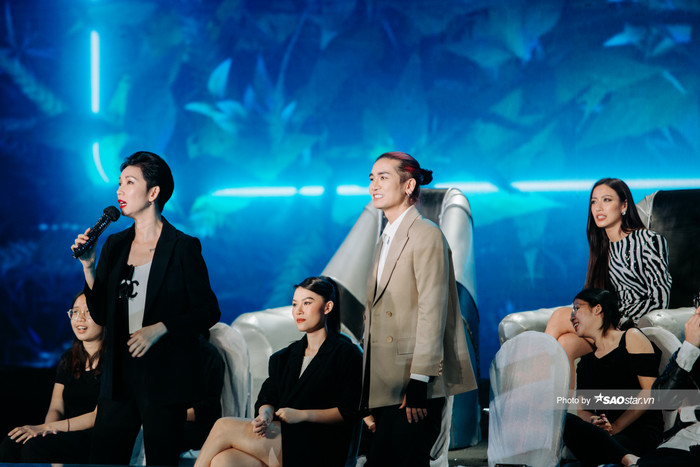 Xuân Lan xuất hiện ở hàng ghế khán giả và 'mách kế' cho đàn em.