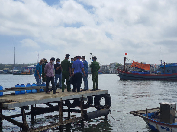 Vụ cha ném con gái 5 tuổi xuống sông: Bà ngoại đuổi theo đòi lại cháu thì bị con rể dọa ném đá vào đầu Ảnh 3