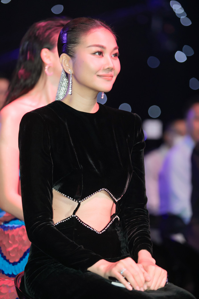 Tuy nhiên, với sự khéo léo của mình, chân dài dễ dàng chinh phục trang phục theo cách hoàn hảo, không để xảy ra sự cố. 