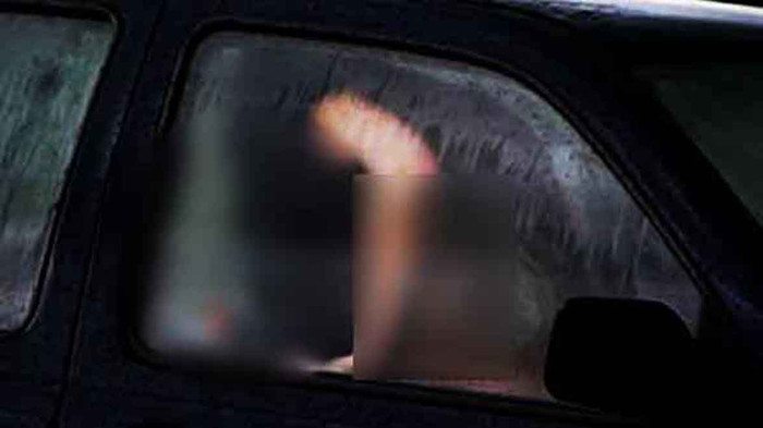 Ngỡ vợ đi làm, chồng bàng hoàng khi thấy cảnh tượng trong xe hơi rung lắc, lập tức làm điều này Ảnh 3