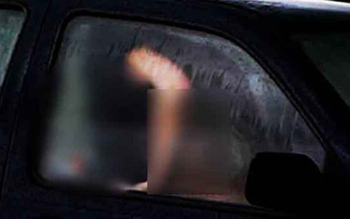 Ngỡ vợ đi làm, chồng bàng hoàng khi thấy cảnh tượng trong xe hơi rung lắc, lập tức làm điều này Ảnh 2