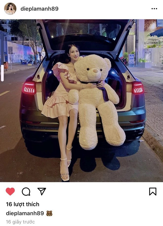 Diệp Lâm Anh khoe khoảnh khắc ôm ấp con gấu bông 'siêu to khổng lồ' được cho là của ai đó mua tặng hậu Valentine. 