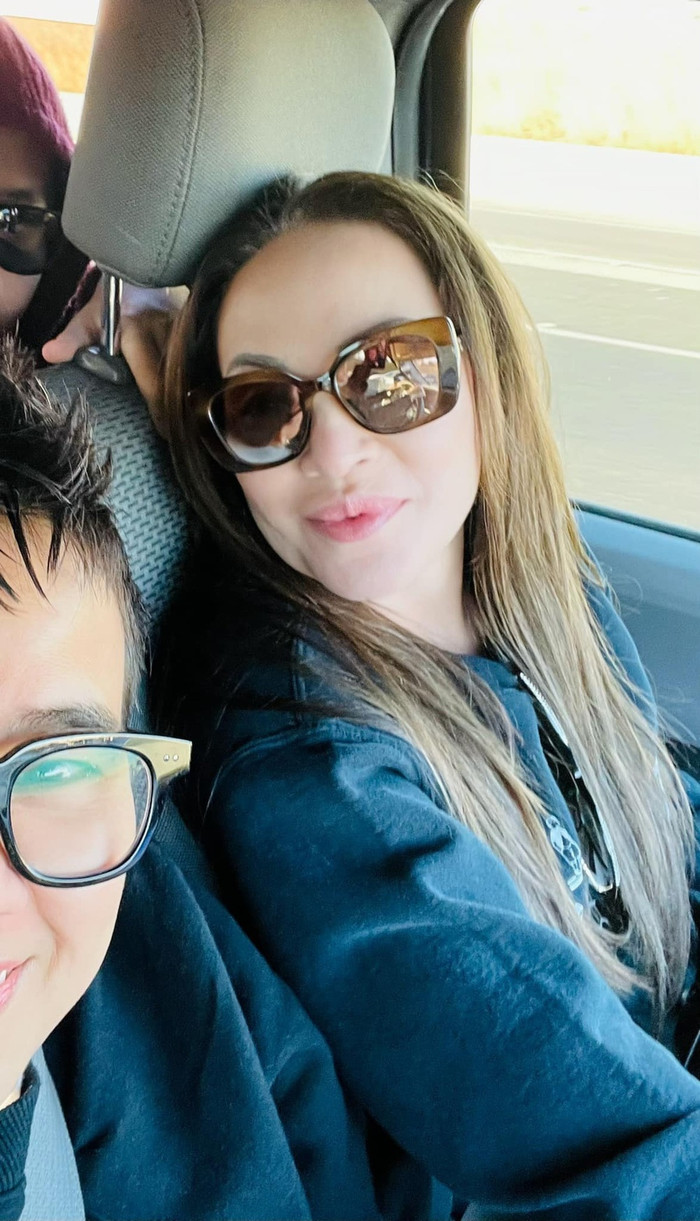 Thường xuyên khoe ảnh gần gũi khi đi chơi chung, cả hai còn dành cho nhau nhiều bình luận gây bàn tán trên trang cá nhân. 