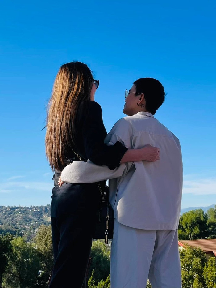 Hai người thân mật trong ngày lễ Valentine.