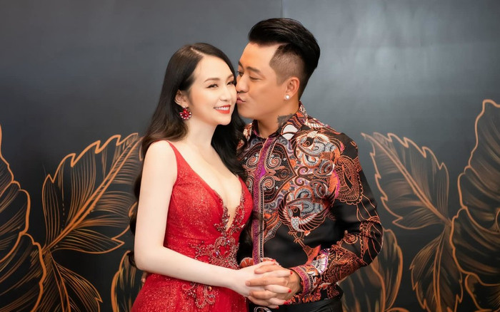 Tuấn Hưng có hành động gây tranh cãi trên sân khấu: Vừa hát vừa video call cho vợ, còn hôn gió mùi mẫn Ảnh 2