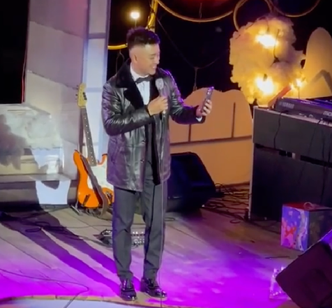 Tuấn Hưng có hành động gây tranh cãi trên sân khấu: Vừa hát vừa video call cho vợ, còn hôn gió mùi mẫn Ảnh 4