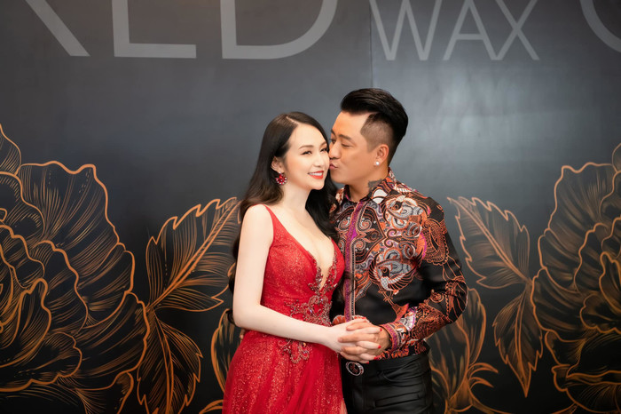 Tuấn Hưng có hành động gây tranh cãi trên sân khấu: Vừa hát vừa video call cho vợ, còn hôn gió mùi mẫn Ảnh 6