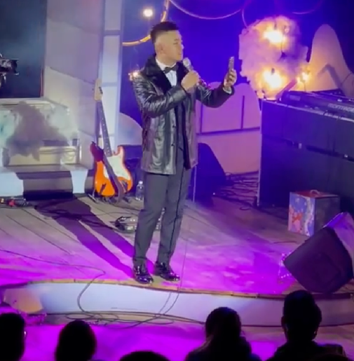 Tuấn Hưng có hành động gây tranh cãi trên sân khấu: Vừa hát vừa video call cho vợ, còn hôn gió mùi mẫn Ảnh 3