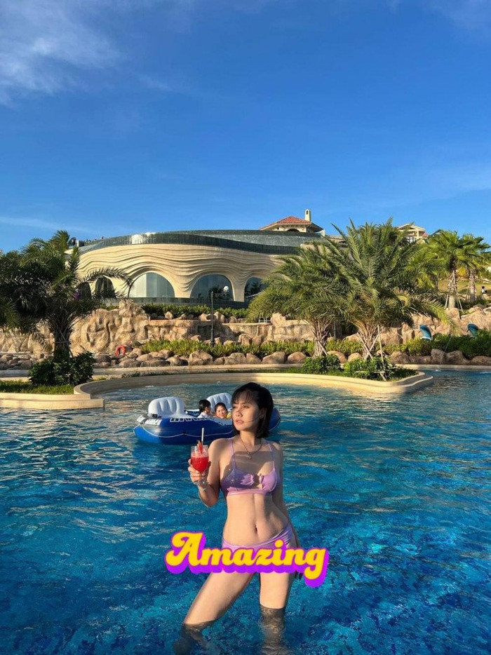 Tuy nhiên, hình ảnh mới cực kỳ quyến rũ của Lan Ngọc khiến dân tình thích thú. Cô khoe khéo đường cong nuột nà, vòng eo thon thả đáng ngưỡng mộ. 