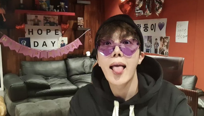 J-Hope trong buổi livestream mừng sinh nhật.