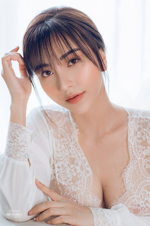 Gia Hân sinh năm 1997, hơn Hoàng Đức một tuổi, quê Đồng Nai, hiện đang là chủ một thẩm mỹ viện và kinh doanh các sản phẩm làm đẹp.