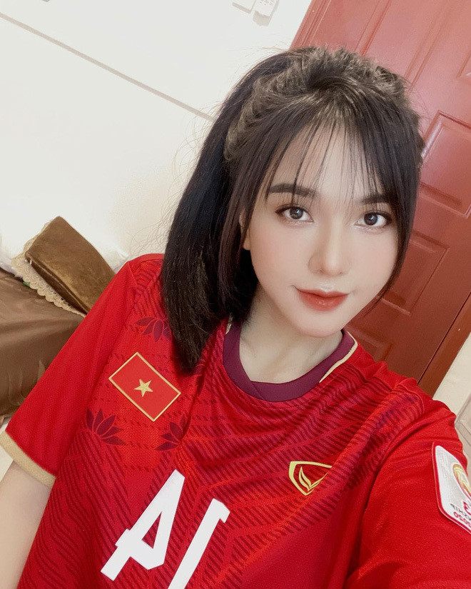 Yêu nhau 4 năm, Hoàng Đức và Gia Hân lại khá kín tiếng. Mặc dù vậy, cô nàng luôn có mặt trong các trận đấu của tuyển Việt Nam để tiếp sức cho bạn trai. Ngay cả khi Hoàng Đức thi đấu ở nước ngoài, Gia Hân cũng thu xếp công việc theo chân cổ vũ.