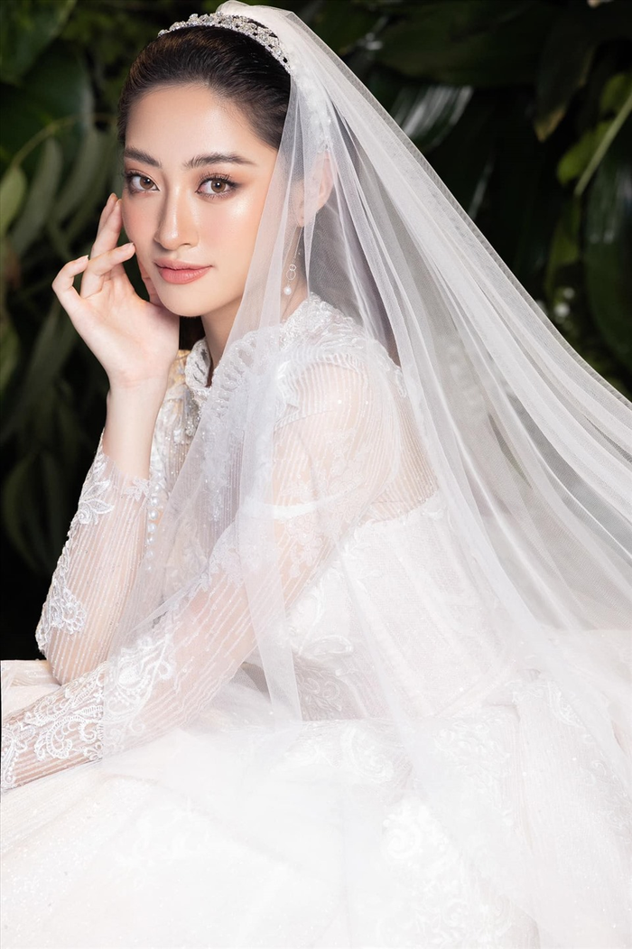 Nhan sắc trong veo, tiên tử... 