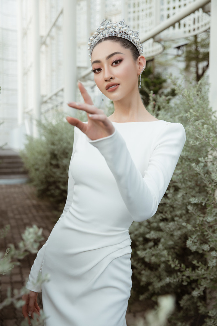 Trang phục trông rất đơn giản nhưng nhờ thần thái kiêu kỳ, Lương Thùy Linh đã nâng tầm mọi thứ lên hàng 'high class'. 