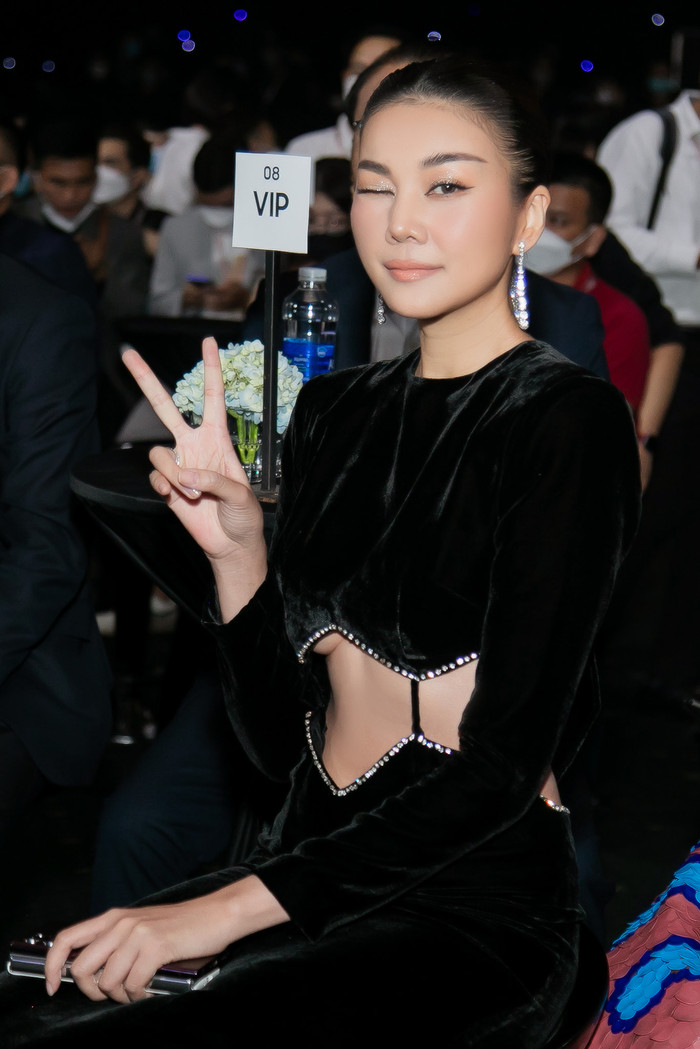 Thiết kế không chỉ giúp mỹ nhân U40 khoe vòng eo không chút mỡ thừa mà còn giúp người đẹp khoe khéo đôi gò bồng lấp ló đầy tinh tế.&nbsp;