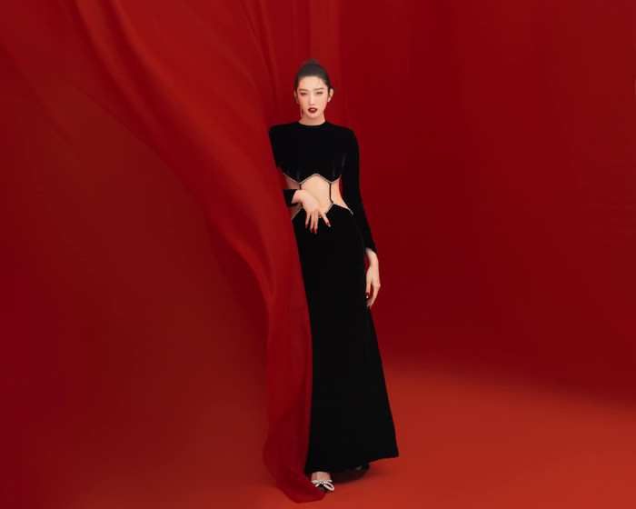 Chiếc váy khoét bụng độc đáo này cũng giúp Thúy Ngân tôn vòng eo thon, cũng như thân hình nuột nà ấn tượng.