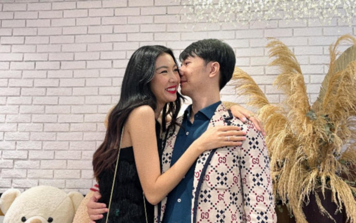 Á hậu Thúy Vân thoải mái tình tứ bên chồng giữa sự kiện đông người Ảnh 2