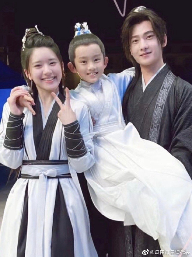 Dương Dương lộ clip che nắng cho Triệu Lộ Tư, còn nắm chặt tay nhau giữa trời nắng gắt Ảnh 7