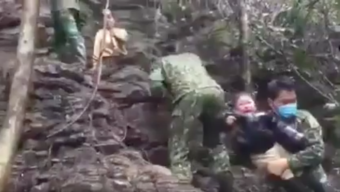 Giải cứu 5 phụ nữ và 1 trẻ em bị mắc kẹt trên vách đá do nhập cảnh trái phép.