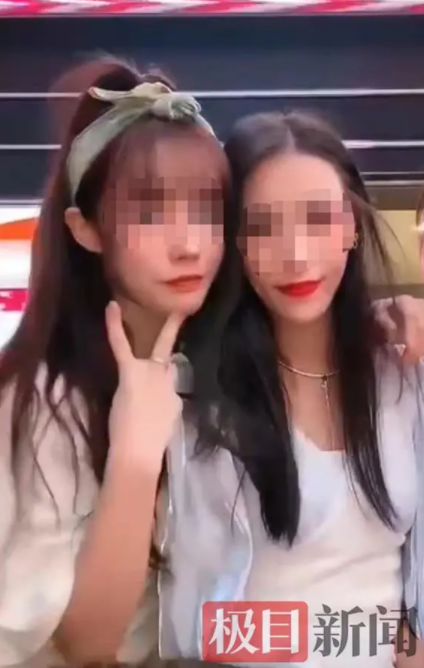 Wang và bạn của cô.