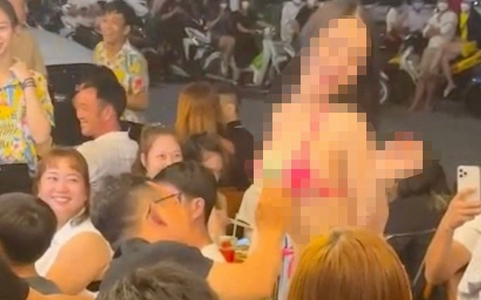 Quán nhậu ở Vĩnh Long thuê người mặc bikini để... câu khách bị lập biên bản Ảnh 2