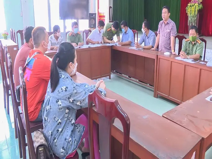Ngành chức năng tại Vĩnh Long làm việc với H. Ảnh: Người Lao Động