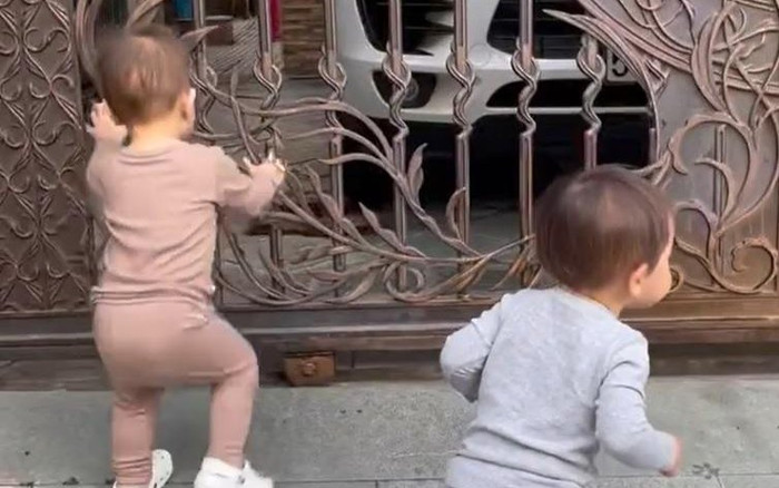 Sáng sớm Lisa - Leon đã thập thò nhà hàng xóm hóng chuyện, Hà Hồ cũng phải thừa nhận: 'Quậy nhất là Lisa' Ảnh 2