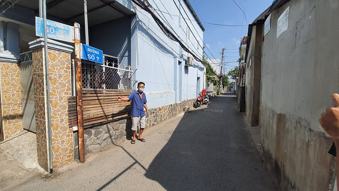 Ông V. kể lại vụ việc. (Ảnh: Người Lao Động)