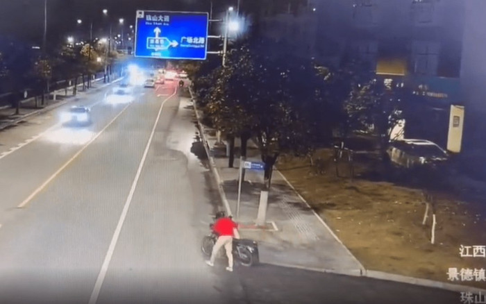 Bị 'tuýt còi' vì nồng độ cồn vượt quy định, người đàn ông chứng minh một điều khiến cảnh sát 'bó tay' Ảnh 2