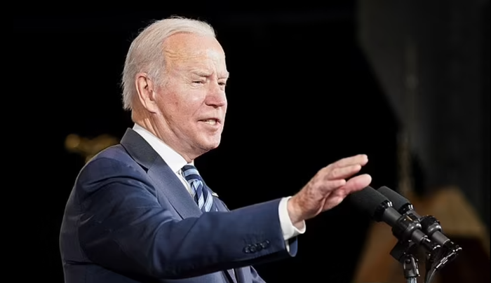 Quay lại Nhà Trắng giữa căng thẳng leo thang, Tổng thống Joe Biden gây chú ý khi dùng iPhone Ảnh 3