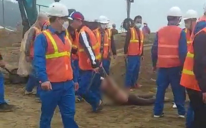 Xôn xao clip nhóm phụ nữ chỉ mặc áo ngực bị hàng chục thanh niên kéo lê ở công trường Ảnh 2