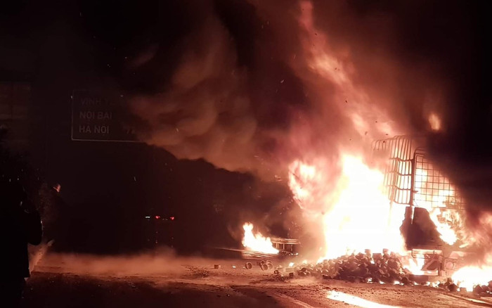 Xe ô tô tải đang chạy trên cao tốc Nội Bài – Lào Cai thì bốc cháy dữ dội Ảnh 2