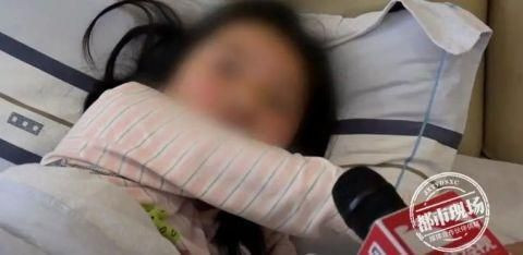 Bé Nhiễm Nhiễm đang làm bài tập về nhà thì nói với mẹ rằng cô không nhìn thấy chữ trên sách. 