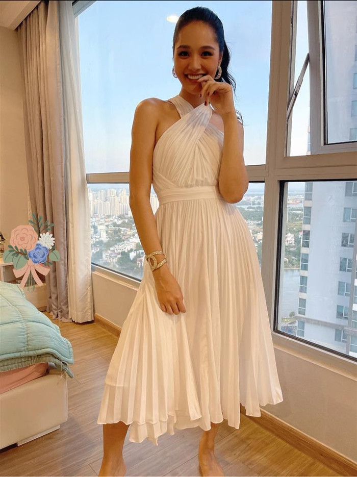 Góc chụp không được căn kỹ càng khiến nàng hoa hậu xinh đẹp 'bị dìm' chiều cao. Tuy vậy, nhiều người cho rằng, ông xã ngoại quốc đã ghi lại  được khoảnh khắc tự nhiên với nụ cười rạng rỡ của vợ.