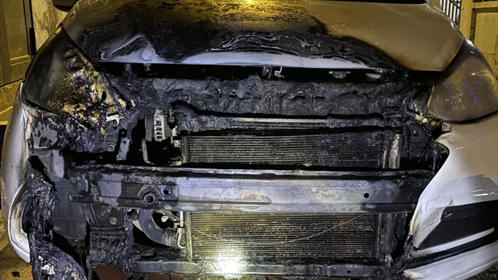 Chiếc xe bị đốt cháy.