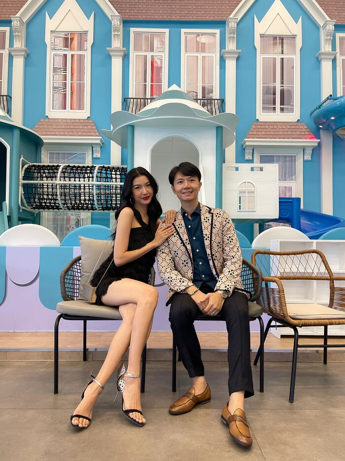 Á hậu Thúy Vân cùng chồng xuất hiện trong sự kiện gần đây. 