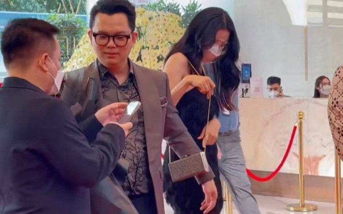 Thúy Vân khiến dân tình cười như được mùa: Một chiếc túi đến 2 người tranh nhau đeo Ảnh 2