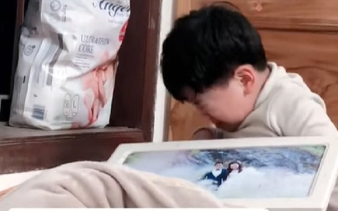 'Cưng xỉu' khoảnh khắc bé trai nước mắt giàn giụa khi không thấy mình trong ảnh cưới của bố mẹ Ảnh 2