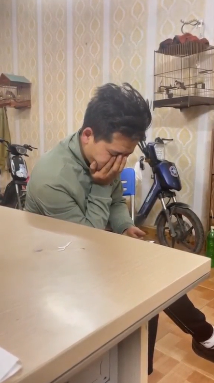 Chàng thanh niên chờ 'phần thưởng' trong vô vọng.