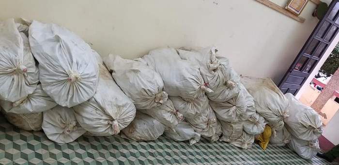 Lực lượng chức năng tịch thu tang vật vụ việc. (Ảnh: An ninh Cao Bằng).