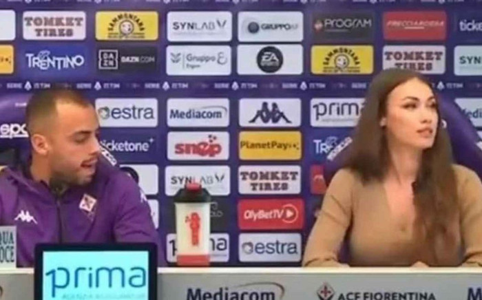 Cầu thủ liếm mép, nghi nhìn chằm chằm vào ngực nữ nhân viên truyền thông Ảnh 2