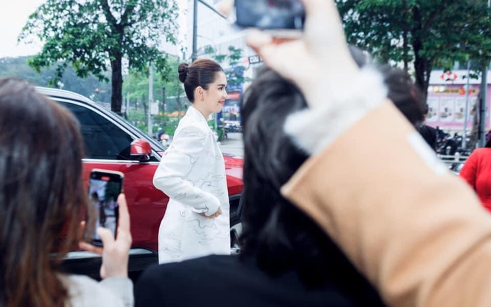 Nhan sắc Ngọc Trinh 'đỉnh của chóp' qua ống kính của team qua đường, ra dáng chuẩn CEO khiến fan trầm trồ Ảnh 2