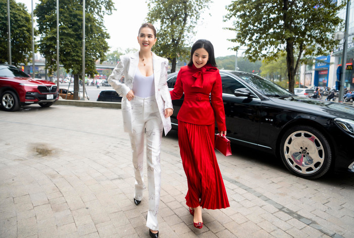 Nhan sắc của Ngọc Trinh được team qua đường bắt trọn